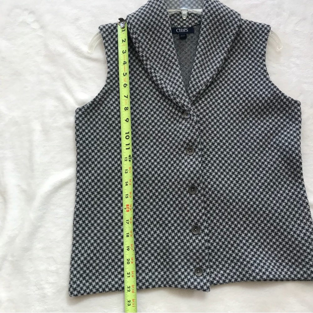 ~ CHAPS SLEEVELESS VEST~ - Picture 4 of 11